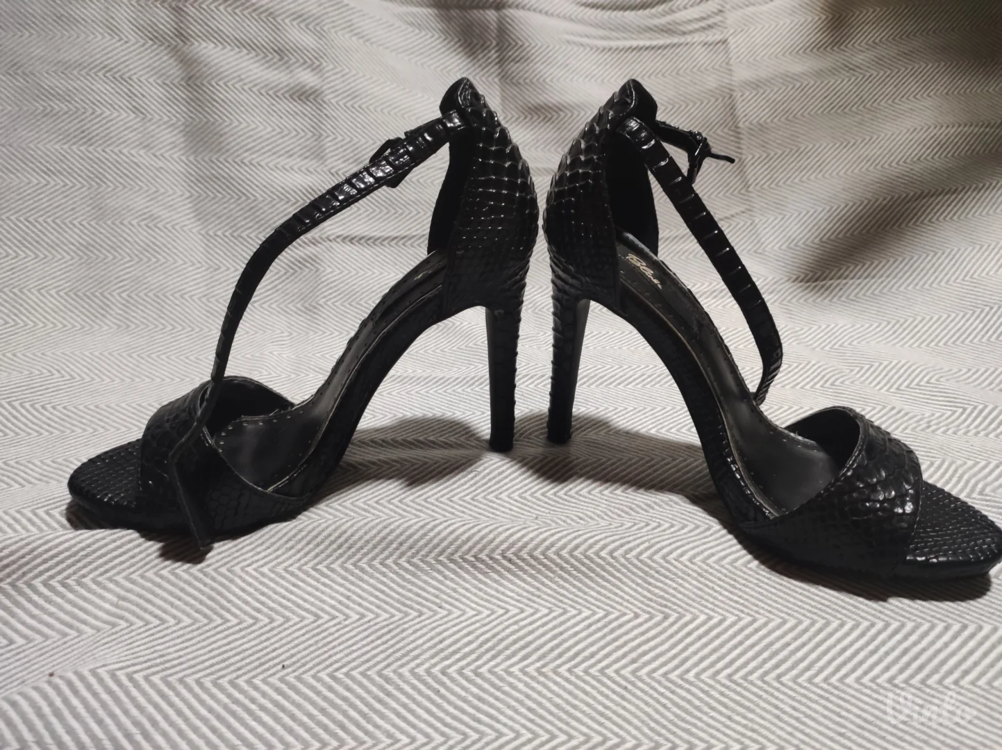 Crne sandale na štiklu