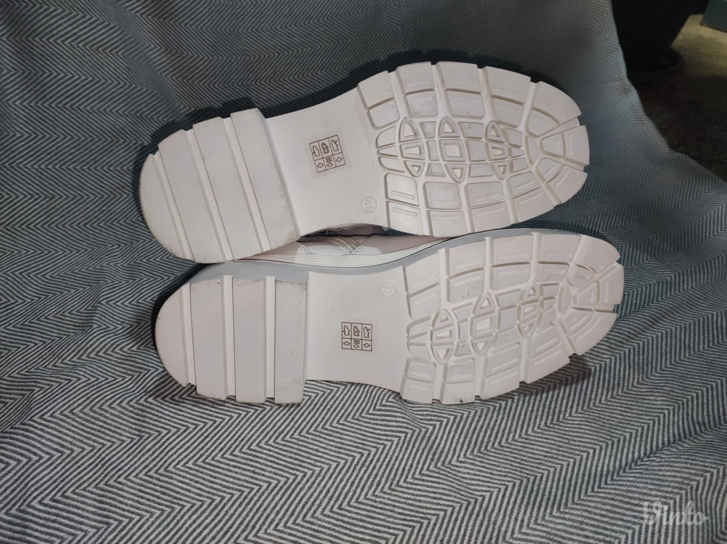 Bele poluduboke čizme