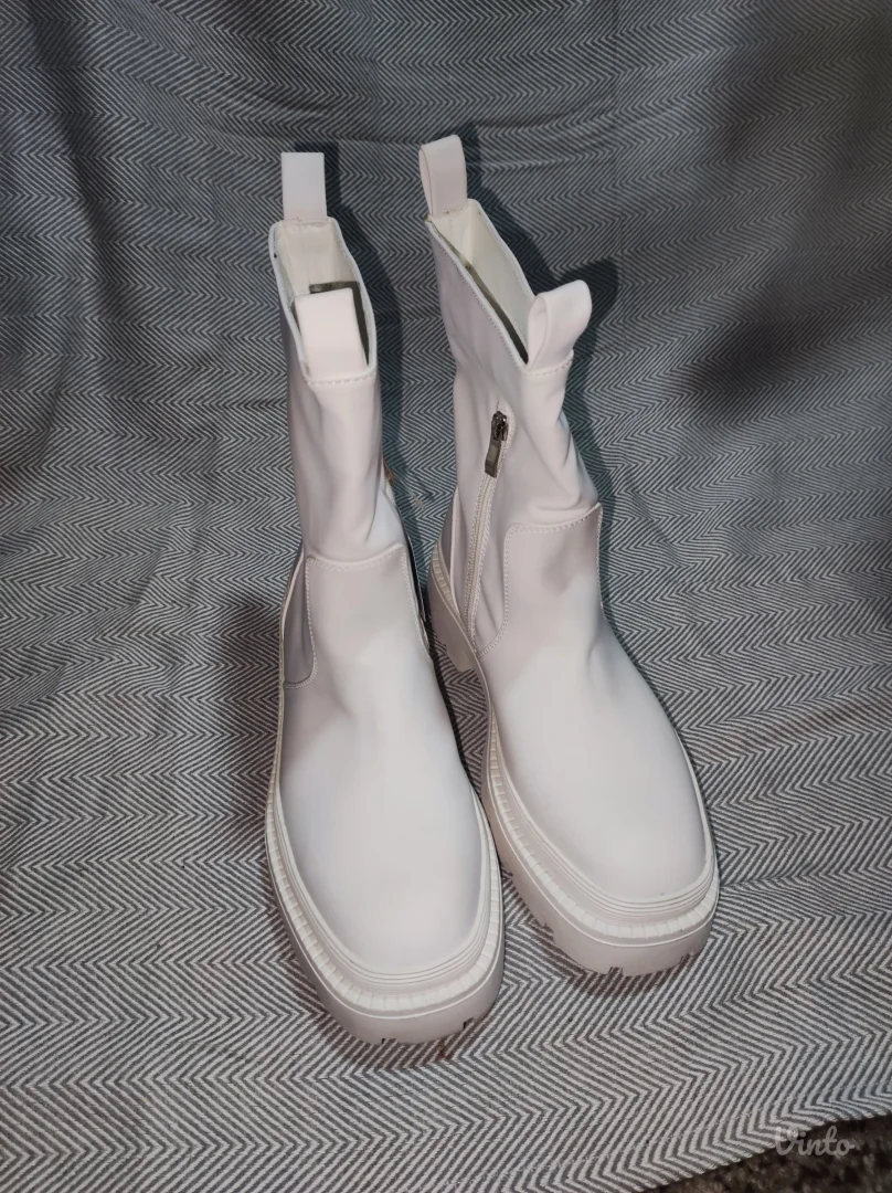 Bele poluduboke čizme