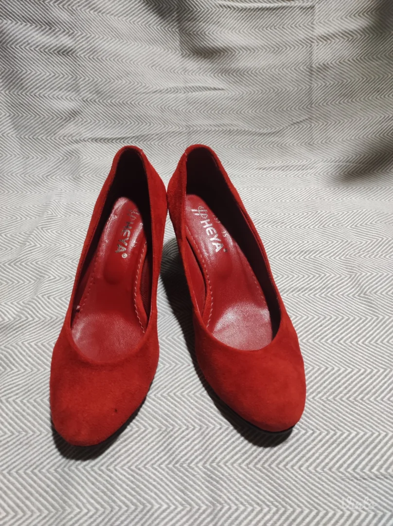 Elegantne crvene cipele na štiklu