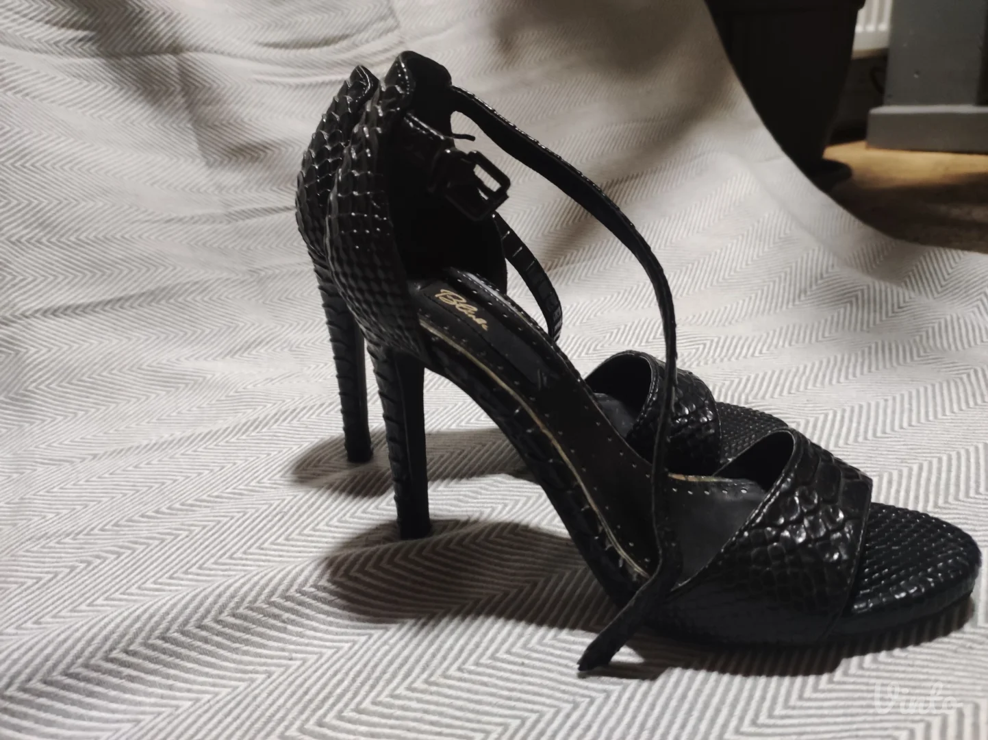 Crne sandale na štiklu