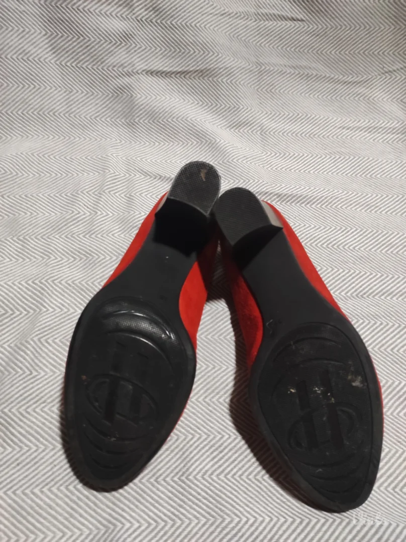 Elegantne crvene cipele na štiklu