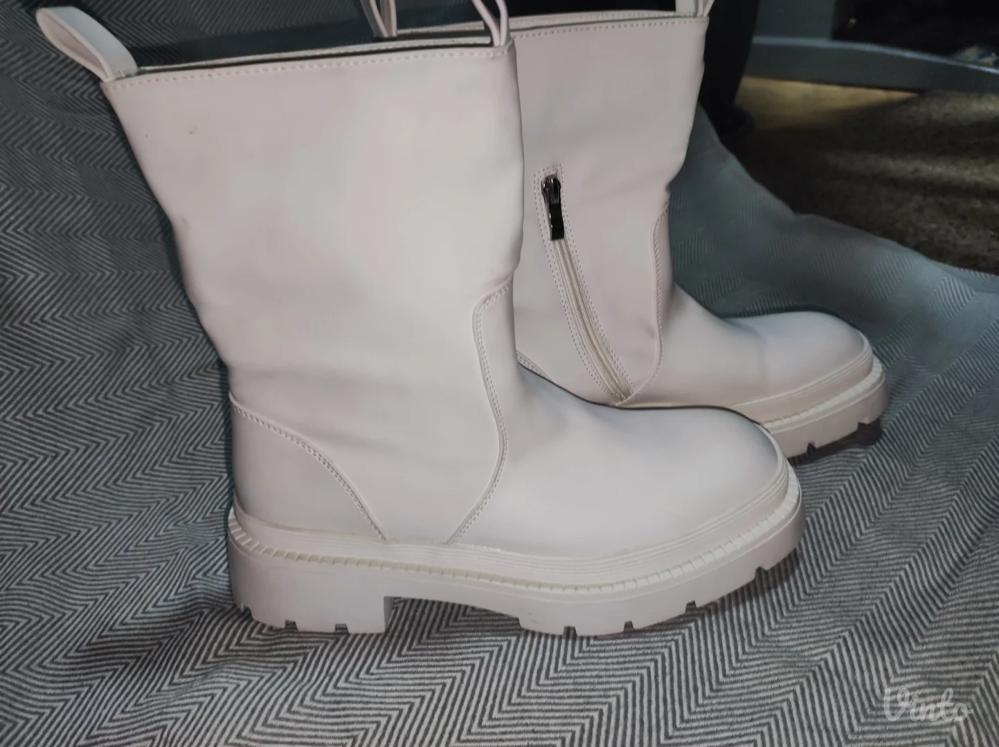 Bele poluduboke čizme