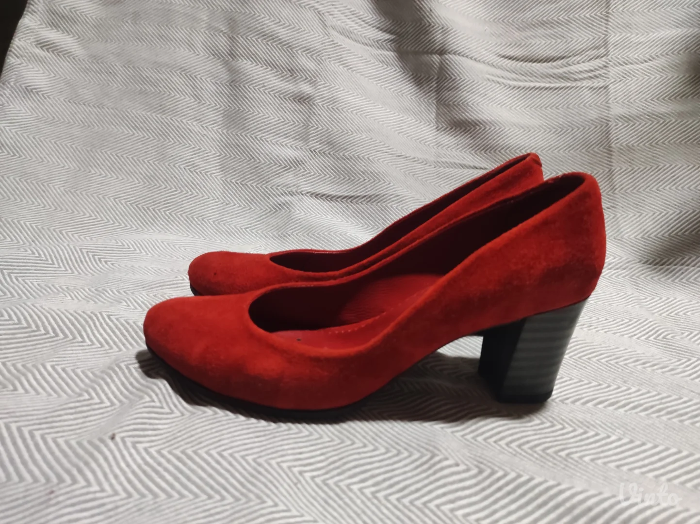 Elegantne crvene cipele na štiklu