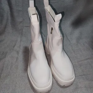 Bele poluduboke čizme