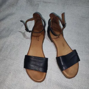 Kožne ravne sandale