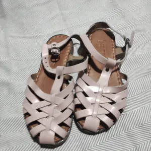 Kožne ravne sandale