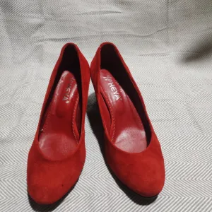 Elegantne crvene cipele na štiklu