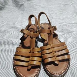 Ravne sandale rimljanke