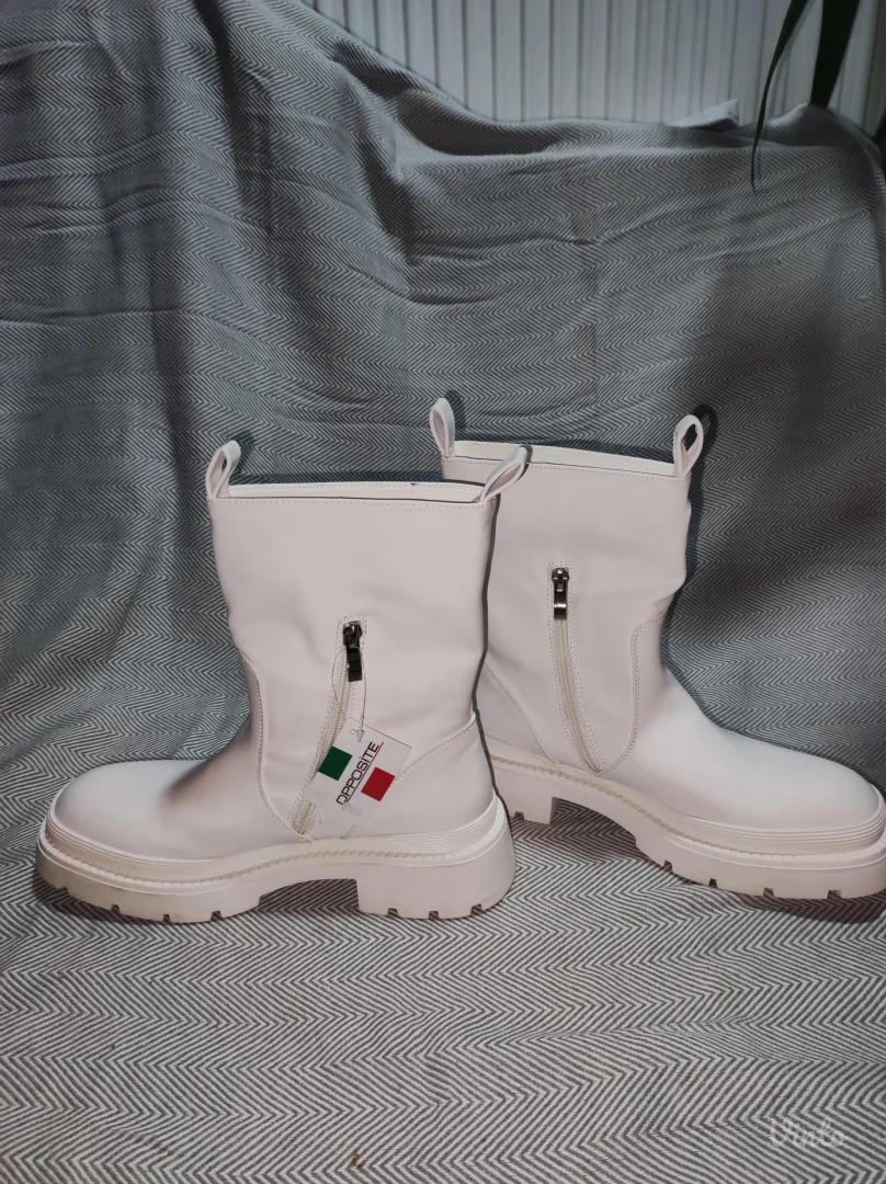 Bele poluduboke čizme