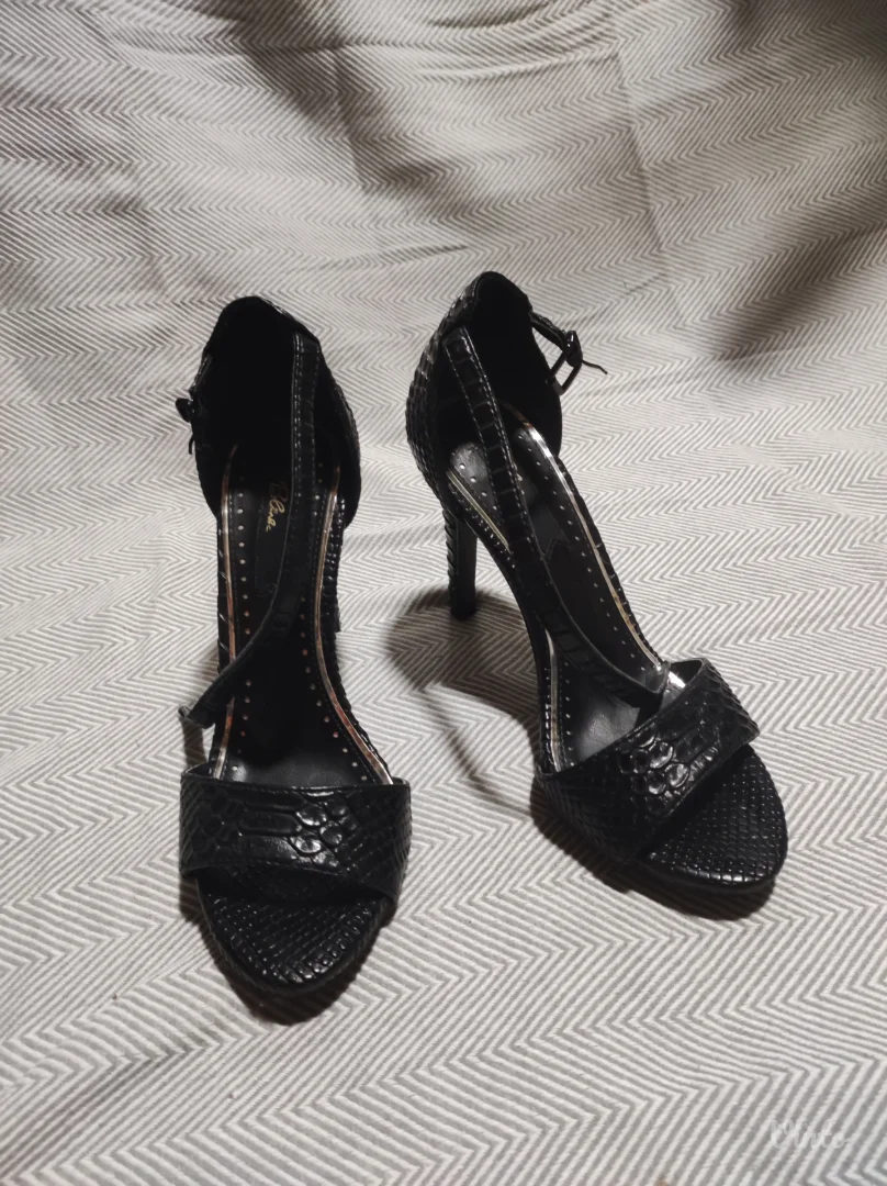 Crne sandale na štiklu