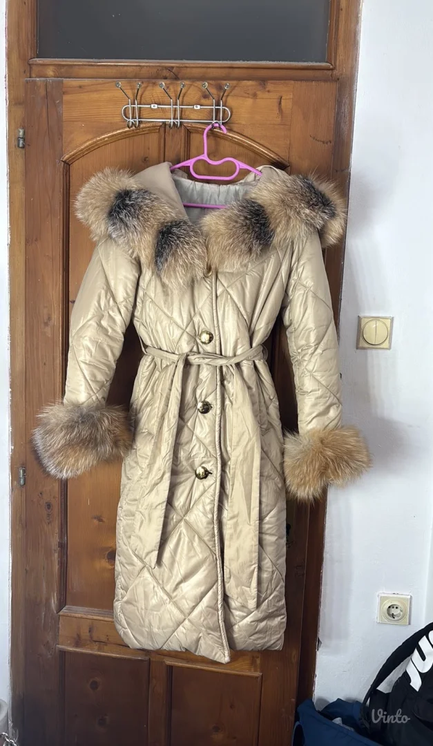 Duga jakna sa prirodnim krznom S