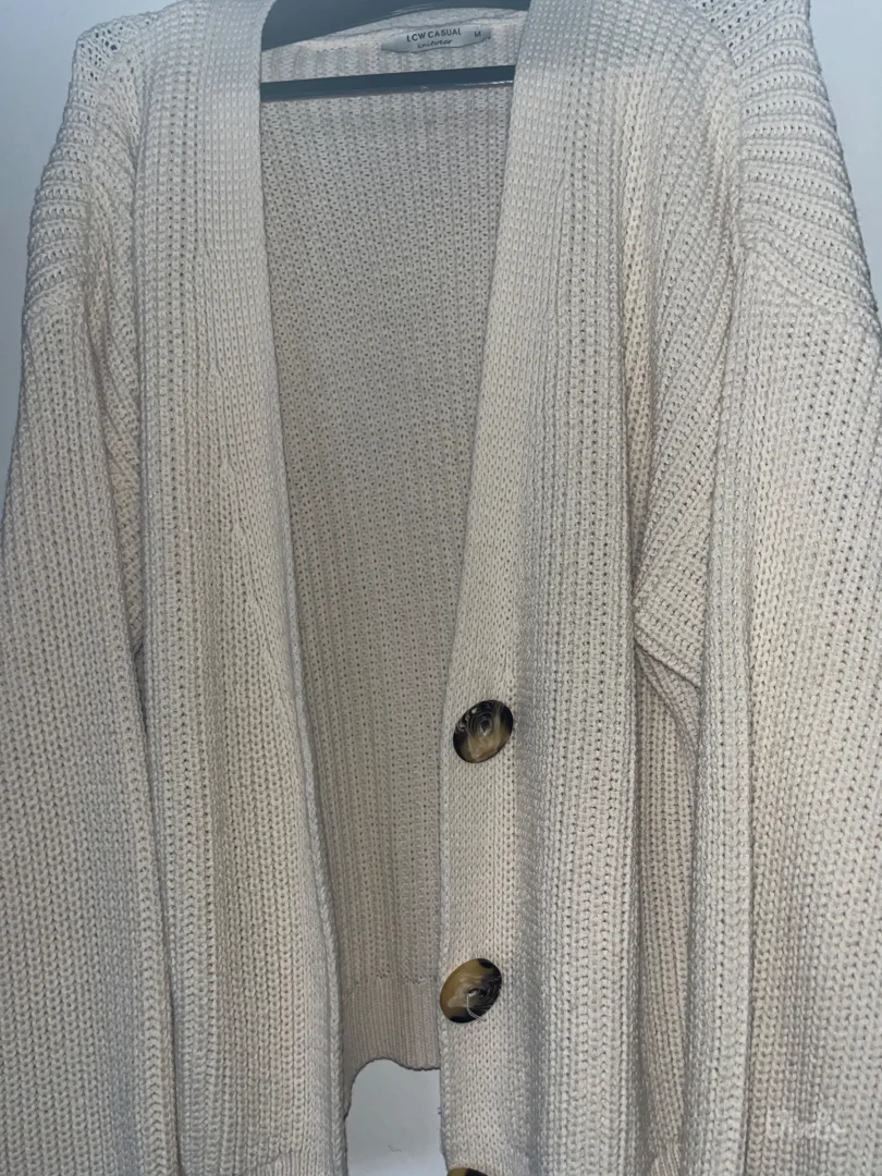 Beli džemper sa dugmićima