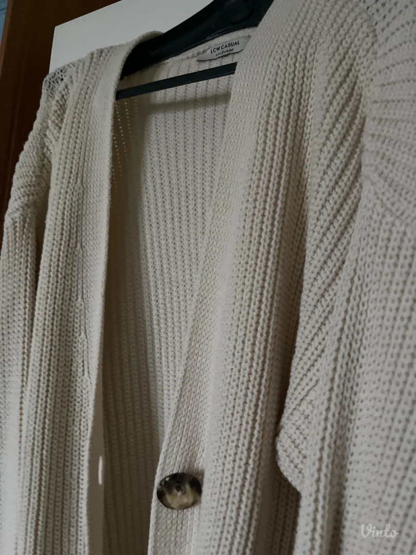 Beli džemper sa dugmićima