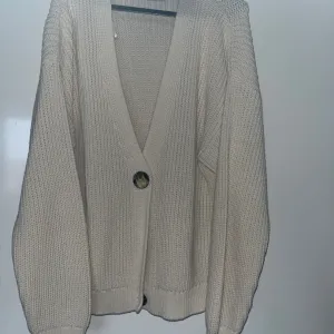 Beli džemper sa dugmićima