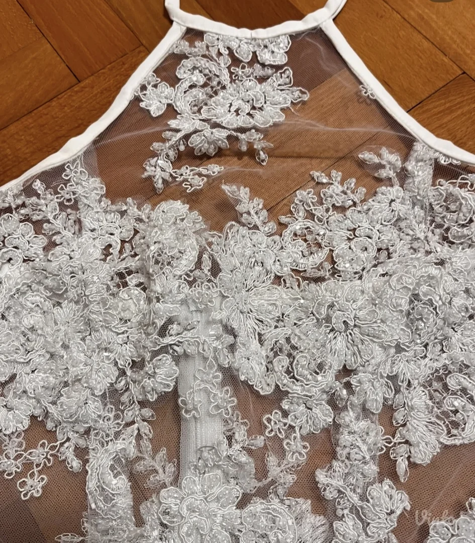 Bela haljine sa šlicem napred