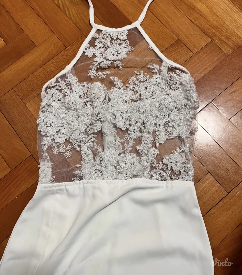 Bela haljine sa šlicem napred