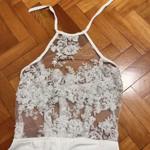 Bela haljine sa šlicem napred