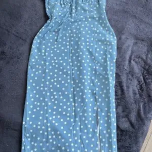 Plava haljina na tufne