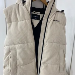 New Yorker- bež prsluk