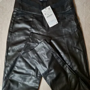 Kozne pantalone Zara