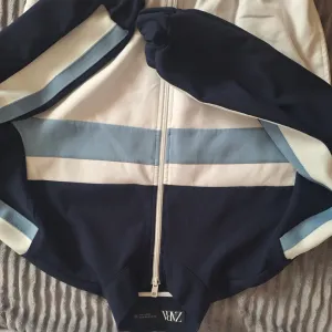 Dukserica na zakopcavanje Zara