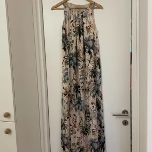 Prelepa duga cvetna haljina