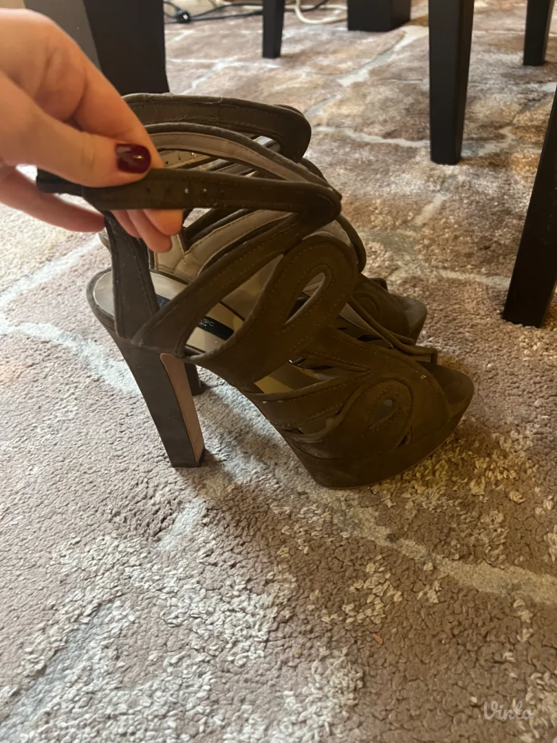 Zara maslinaste štikle