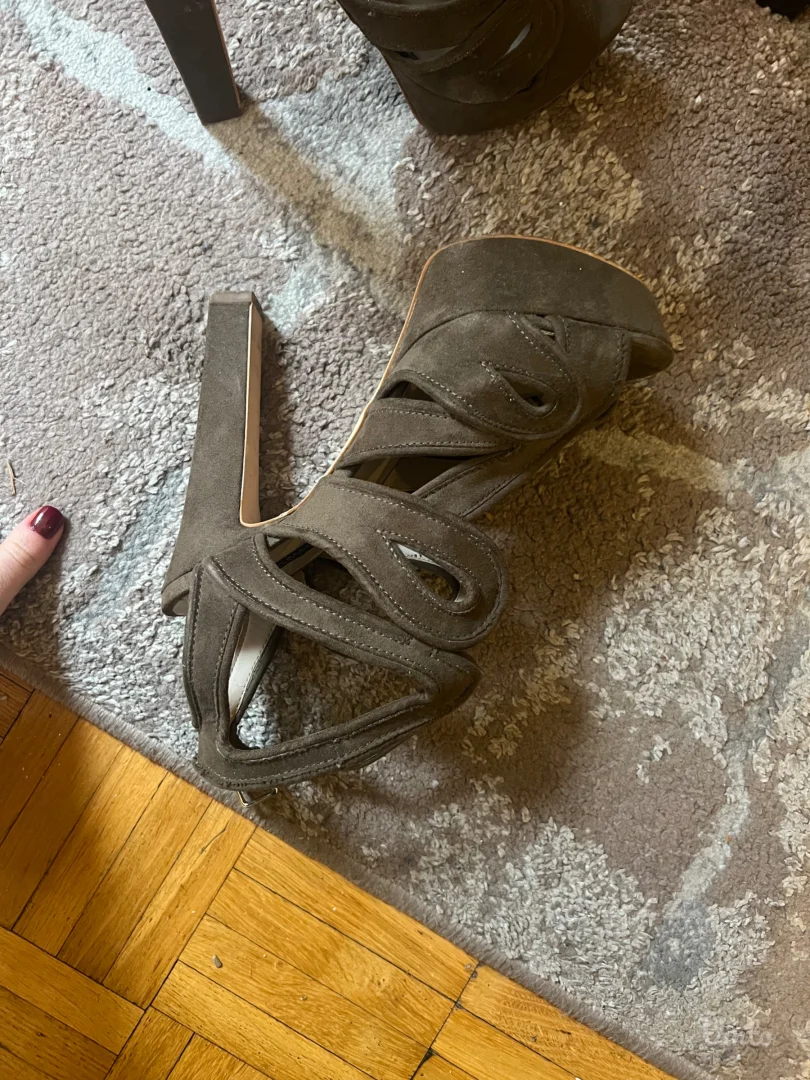 Zara maslinaste štikle