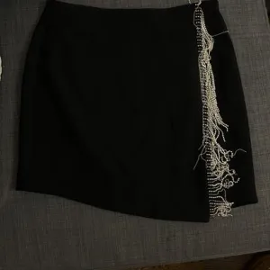 Zara mini suknja sa resama