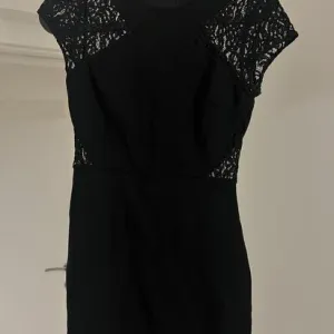 Zara crna mini haljina