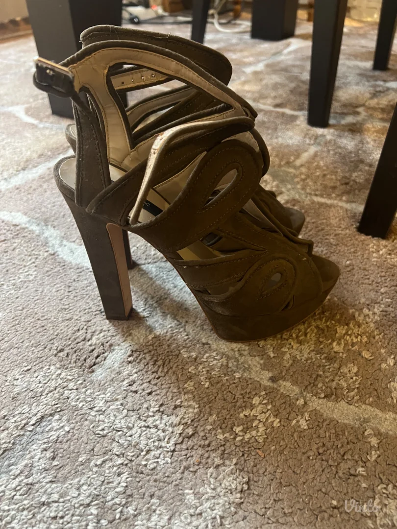 Zara maslinaste štikle