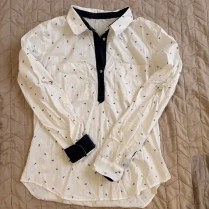 Zenska bela košulja sa teget sidrima M