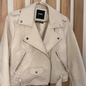 Pull&Bear-bela/krem kratka jakna od veštačke kože