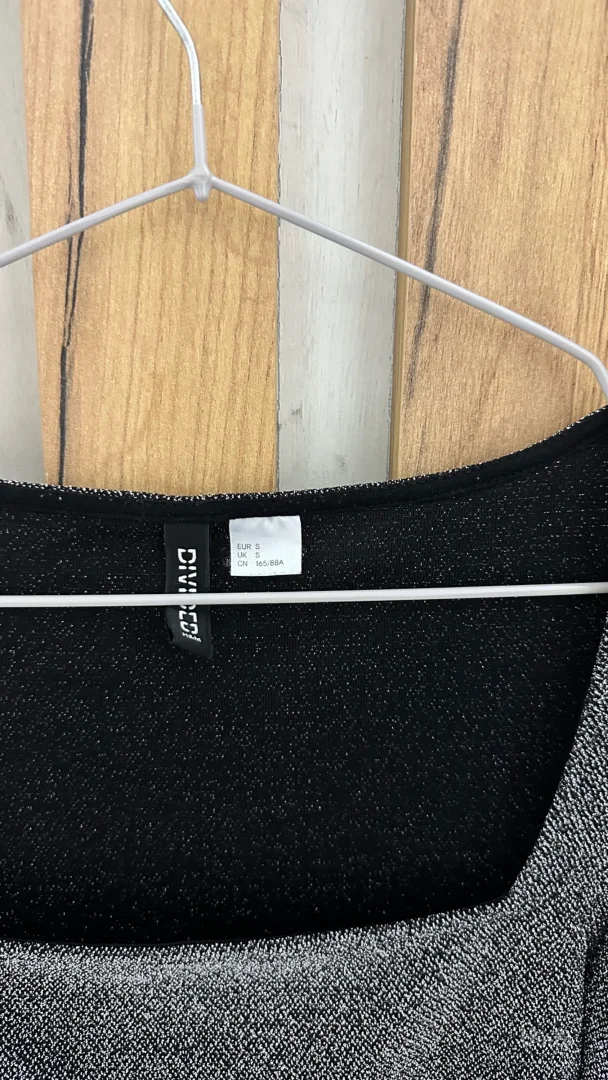 H&M(DIVIDED)-šljokičava srebrno-crna bluzica
