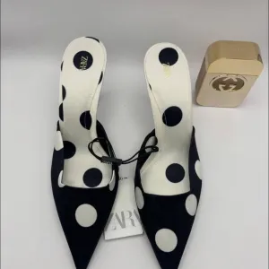 Zara papuče sa tufnama 36