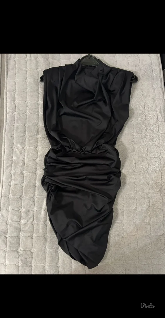 Elegantna crna haljina