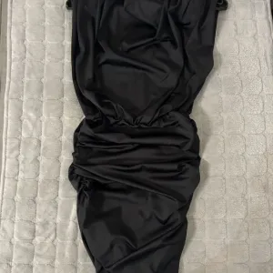 Elegantna crna haljina