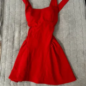 Crvena svečana haljina