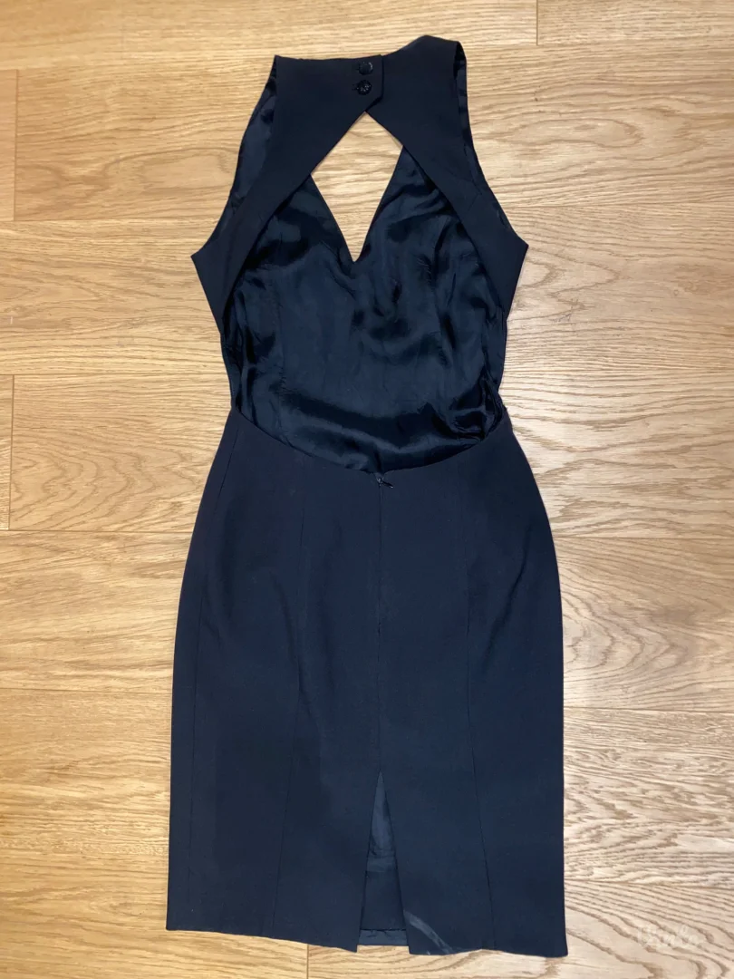 Crna uska haljina sa otvorenim ledjima