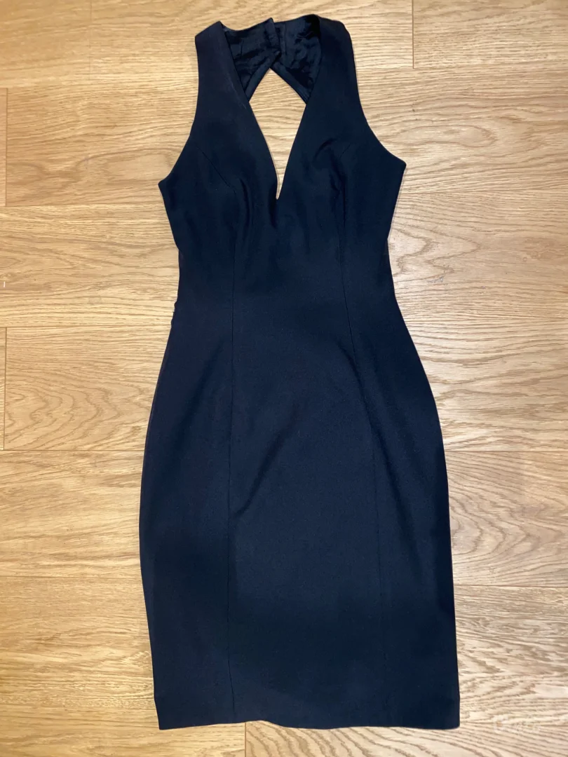 Crna uska haljina sa otvorenim ledjima