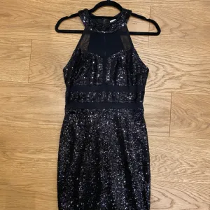 Guess crna elegantna haljina