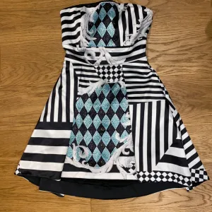 Asimetricna visebojna haljina