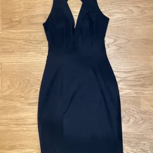 Crna uska haljina sa otvorenim ledjima