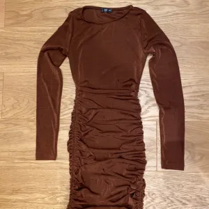 Braon haljinica sa dugim rukavima