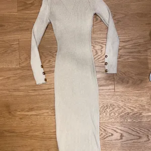 Koncana zlatna haljina