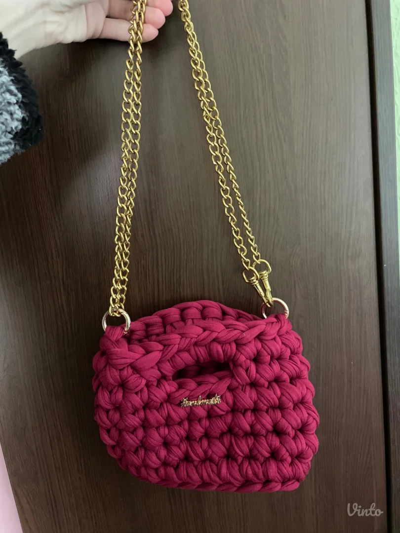 Heklana bordo torbica