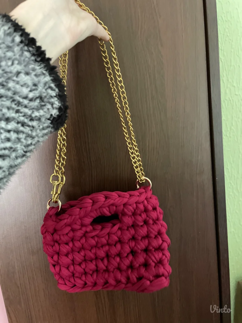 Heklana bordo torbica