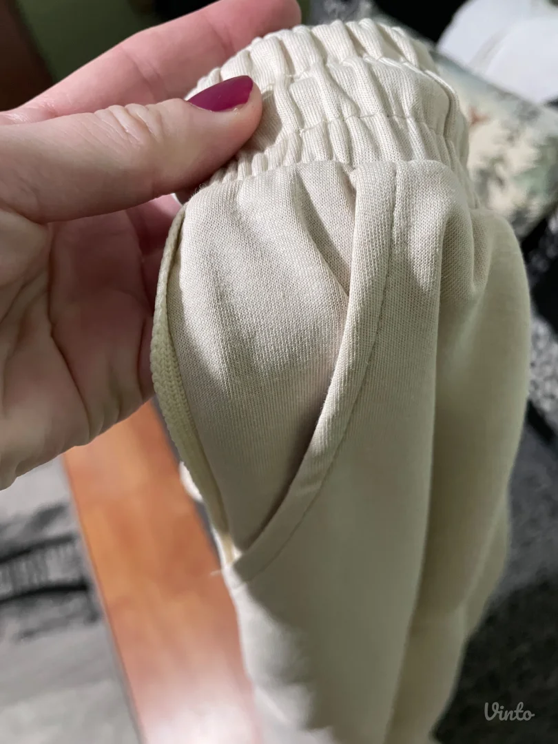 Donji deo trenerke sa srcima