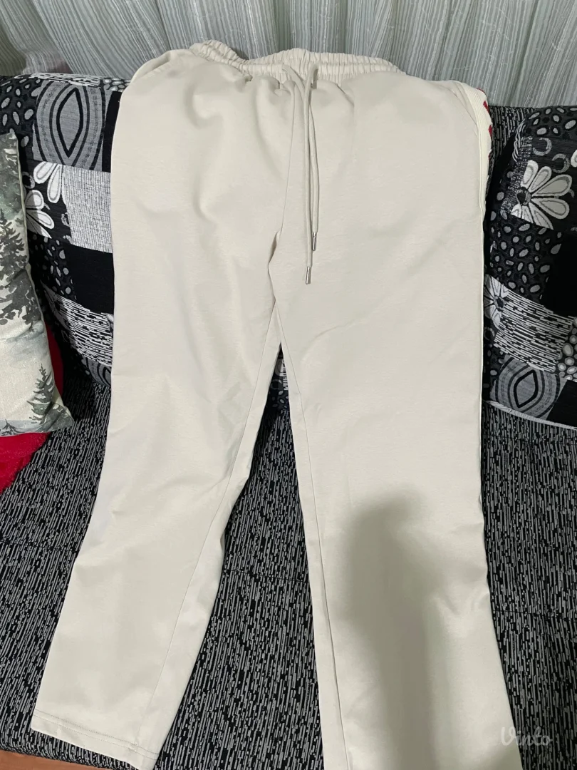 Donji deo trenerke sa srcima